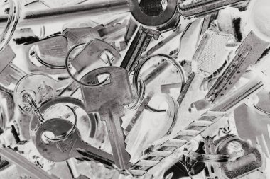 Bir yığın eski farklı şekil ve renk tuşları. 