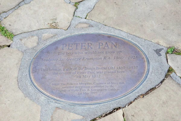 ケンジントン ガーデン、ロンドンでピーター パン像 — ストック写真