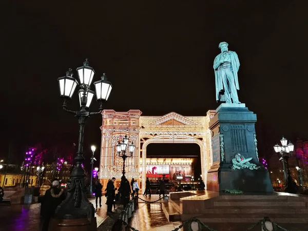 Pomnik rosyjskiego poety Aleksandra Puszkina na placu Puszkina — Zdjęcie stockowe