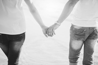 El ele tutuşarak çiftler. Yaz aşık