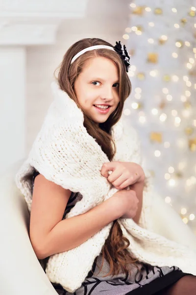 Elegante bastante de pelo largo sonriente adolescente chica en vestido en interio — Foto de Stock