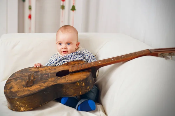 Μικρό αγόρι με ένα παλιό vintage κιθάρα — Φωτογραφία Αρχείου