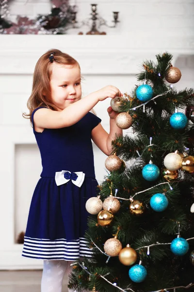 Bambina in attesa di un miracolo nelle decorazioni natalizie. Beau — Foto Stock