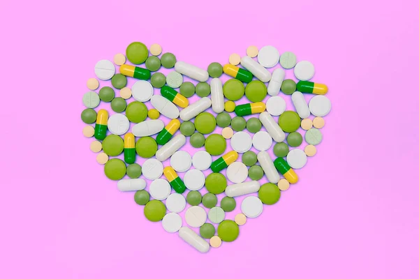 Разноцветные таблетки, выложенные в форме сердца . — стоковое фото