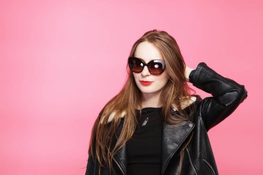 modeli Güneş gözlüğü, siyah giyen güzel genç kadın moda