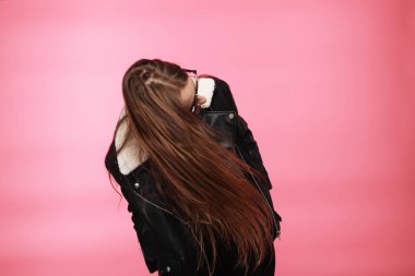 modeli Güneş gözlüğü, siyah giyen güzel genç kadın moda