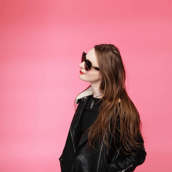 Modelo de moda vestida de negro en gafas de sol, hermosa mujer joven —  Fotos de Stock