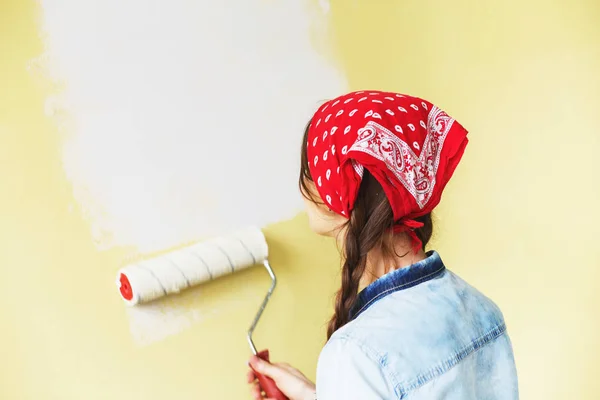 Hermosa chica en rojo Diadema pintura de la pared con rollo de pintura —  Fotos de Stock