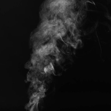 Güzel beyaz duman siyah arka plan üzerine