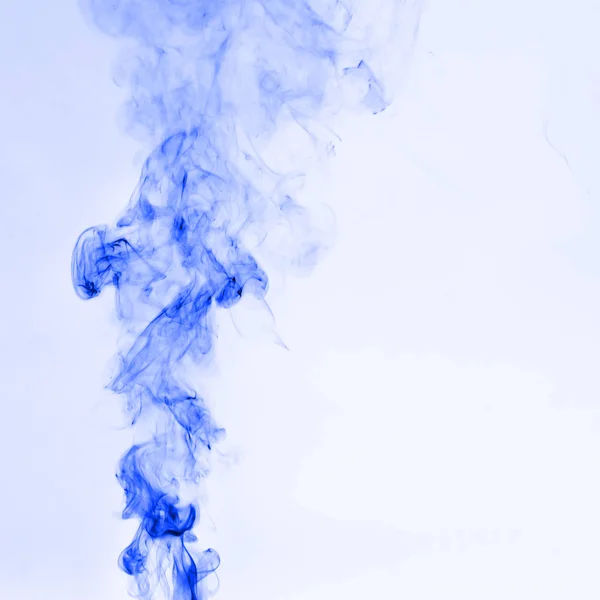 Belle Fumée Bleue Sur Fond Blanc — Photo