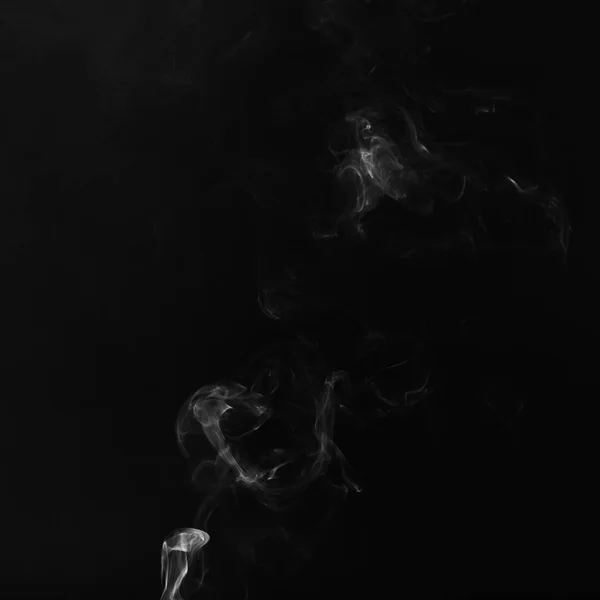 黒を背景に白い煙 — ストック写真