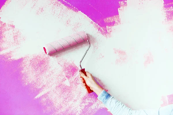 Parede de pintura feminina mão com rolo de pintura. Close up de Decorat — Fotografia de Stock