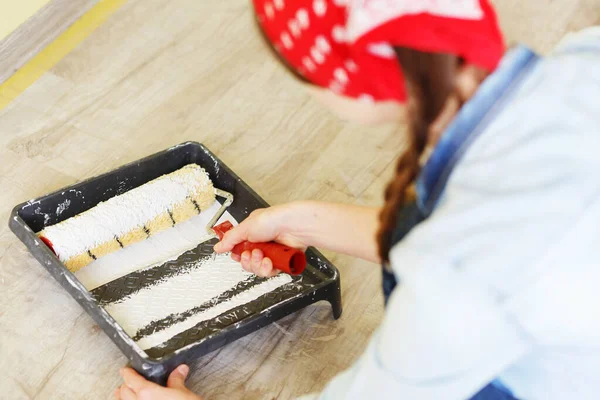 Mujer yesero maestro pintando la pared en el apartamento. Bandeja — Foto de Stock