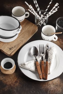 Fotokopi odası olan karanlık bir arka planda çatal bıçak takımı. Beyaz