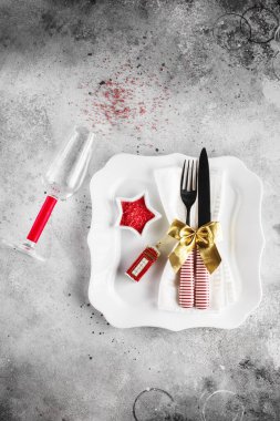 Kare tabakla Noel masası, çatal bıçaklı tabak takımı