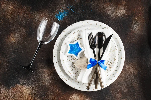 Festive table place setting. Crockery and cutlery on a dark text — Stock Photo, Image