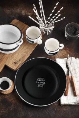 Fotokopi odası olan karanlık bir arka planda çatal bıçak takımı. Beyaz