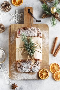 Çalınan fındık, baharat, kurutulmuş ya da şekerlenmiş meyve ekmeğidir., 