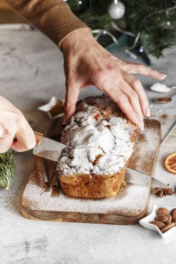 Çalınan fındık, baharat, kurutulmuş ya da şekerlenmiş meyve ekmeğidir., 