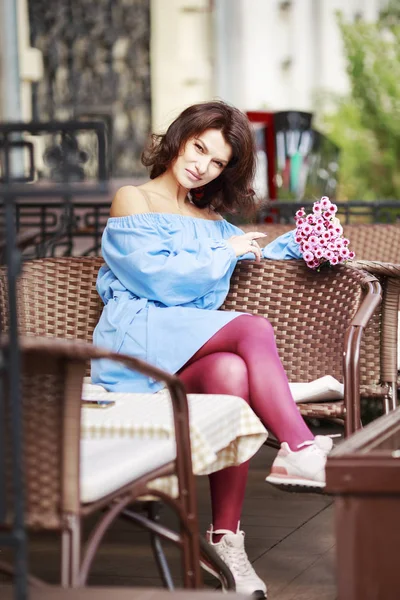 Retrato al aire libre de la hermosa mujer en la mesa en una calle cit —  Fotos de Stock