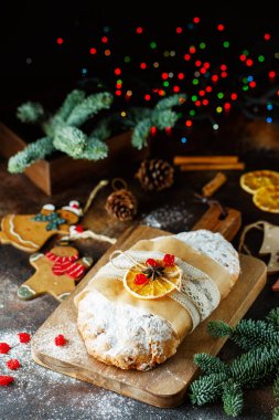Tatil pastası. Noel pastası. Çalınan fındık meyveli ekmektir., 
