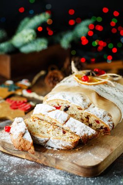 Tatil pastası. Noel pastası. Çalınan fındık meyveli ekmektir., 