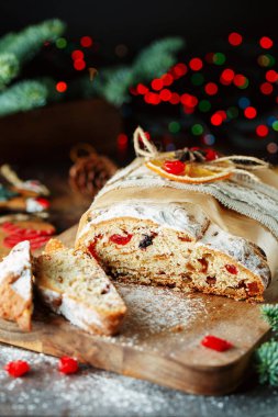 Tatil pastası. Noel pastası. Çalınan fındık meyveli ekmektir., 