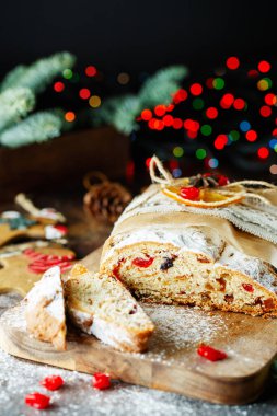 Tatil pastası. Noel pastası. Çalınan fındık meyveli ekmektir., 