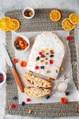 Tatil pastası. Noel pastası. Çalınan fındık meyveli ekmektir., 