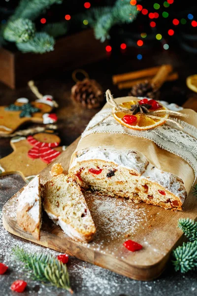 Tatil pastası. Noel pastası. Çalınan fındık meyveli ekmektir., 