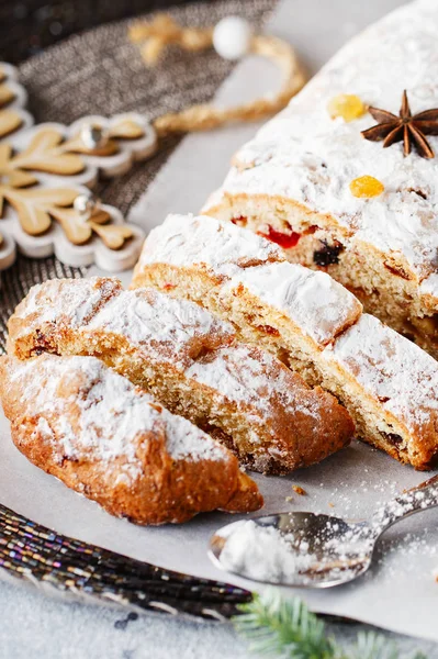 Świąteczne pieczenie. Świąteczne ciasto. Stollen jest chlebem owocowym orzechów, — Zdjęcie stockowe