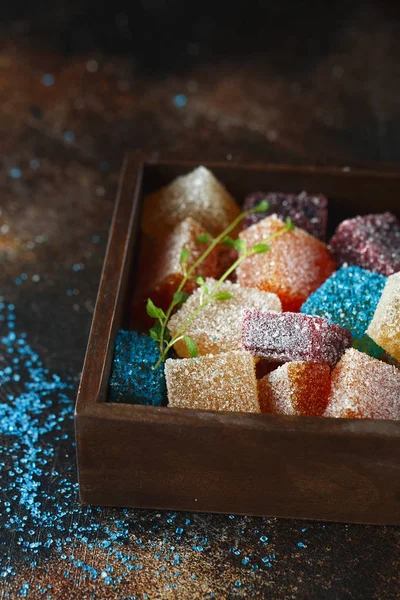 Саморобні різнокольорові мармеладні цукерки в цукрі на темному фоні — стокове фото