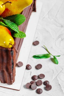 Armut dolu bir çikolata kutusu şeklinde doğum günü pastası.