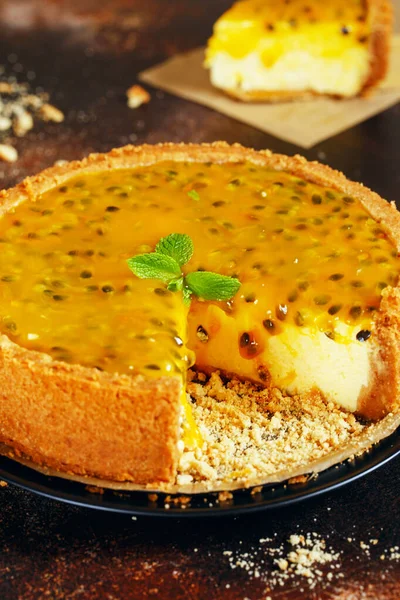 Tarta de queso con maracuyá sobre un fondo oscuro. Pastel de queso —  Fotos de Stock