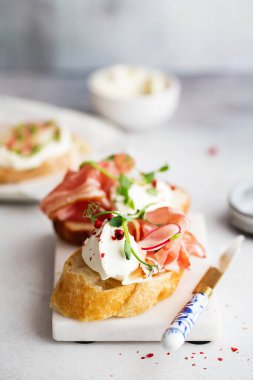 Prosciutto ve krem peynirli Tütsülenmiş b ile ekmek
