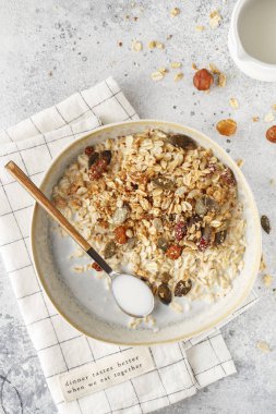 Ev yapımı mısır gevreği, yulaf, fındık ve kurutulmuş berrie.