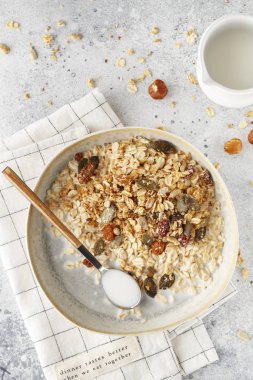 Ev yapımı mısır gevreği, yulaf, fındık ve kurutulmuş berrie.