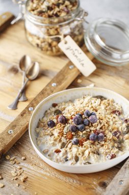 Ev yapımı mısır gevreği, yulaf, fındık ve kurutulmuş berrie.