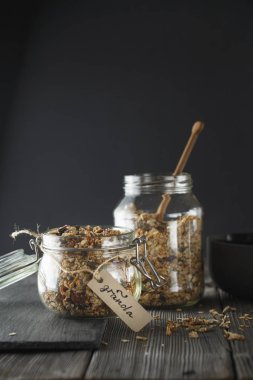 Ev yapımı mısır gevreği, yulaf, fındık ve kurutulmuş berrie.