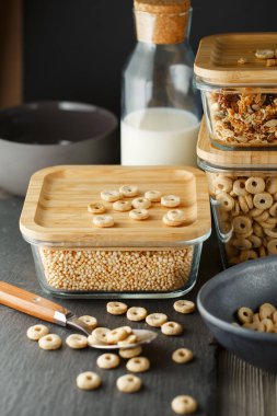 Kahvaltı gevreği. Granola, mısır gevreği halkaları ve Qui