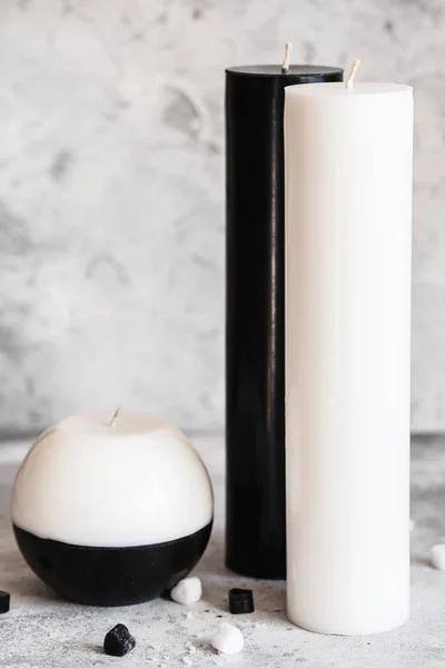 Декоративная сфера ручной работы и свечи цилиндрической формы. Большая чёрная — стоковое фото