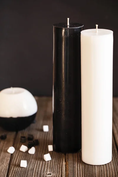 Decoratieve Handgemaakte bol en cilinder vorm kaarsen. Groot zwart — Stockfoto