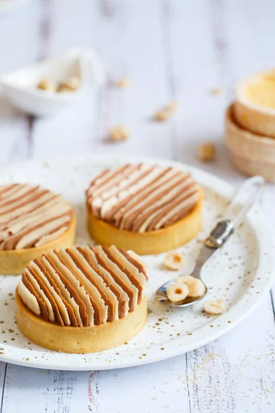 Heerlijke mini taartjes met noten en vla. Assortiment van delicatessen — Stockfoto
