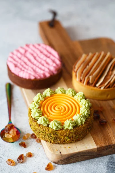 Deliciosas mini tartas con nueces y natillas. Surtido de delicatesen —  Fotos de Stock