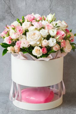 Hediye seti - pembe kalp şeklinde mus keki ve büyük bir buket 