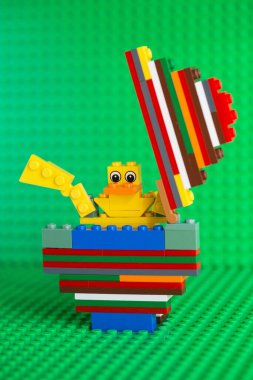 Kiev, Ukrayna - 19 Nisan 2019: Tavuk Lego inşaatçısından yapılmış bir yumurtadan çıktı. Mutlu Paskalyalar. Çocuklar için Paskalya bayramı