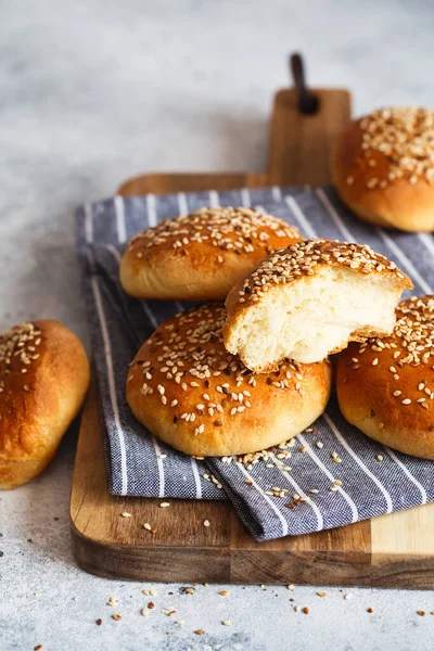 Leckere Semmelbrötchen Mit Sesam Auf Einem Holzbrett — Stockfoto