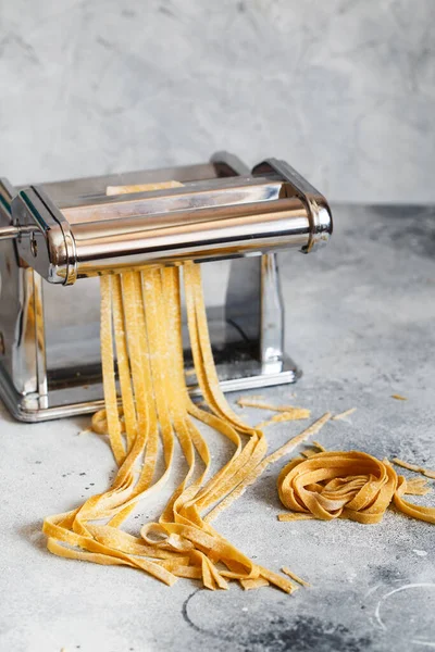 Metalen Pastamaker Met Deeg Fettuccine Komt Uit Een Handmatige Pasta — Stockfoto