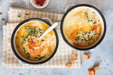 Balkabağı kremalı çorba. Kavrulmuş balkabağı ve tereyağlı havuç püresi çorbası. İçinde zerdeçal, krema, paprika, soğan ve kabak çekirdeği var. Vejetaryen kuzen. Vejetaryen tarifi. Yeşil yaşam. Organik yiyecekler.