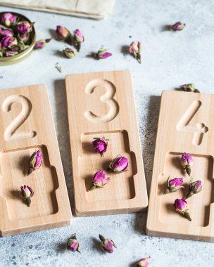 Tahta sayma ve yazma tepsileri - sayı yazma, iyi motor beceriler, el göz koordinasyonu, matematiksel beceriler üzerine eğitim için küçük kaynaklar. Montessori malzemeleri. Matematik oyunu sayılıyor